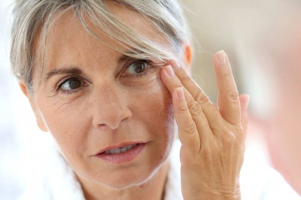 女人使眼睛周围的皮肤恢复活力
